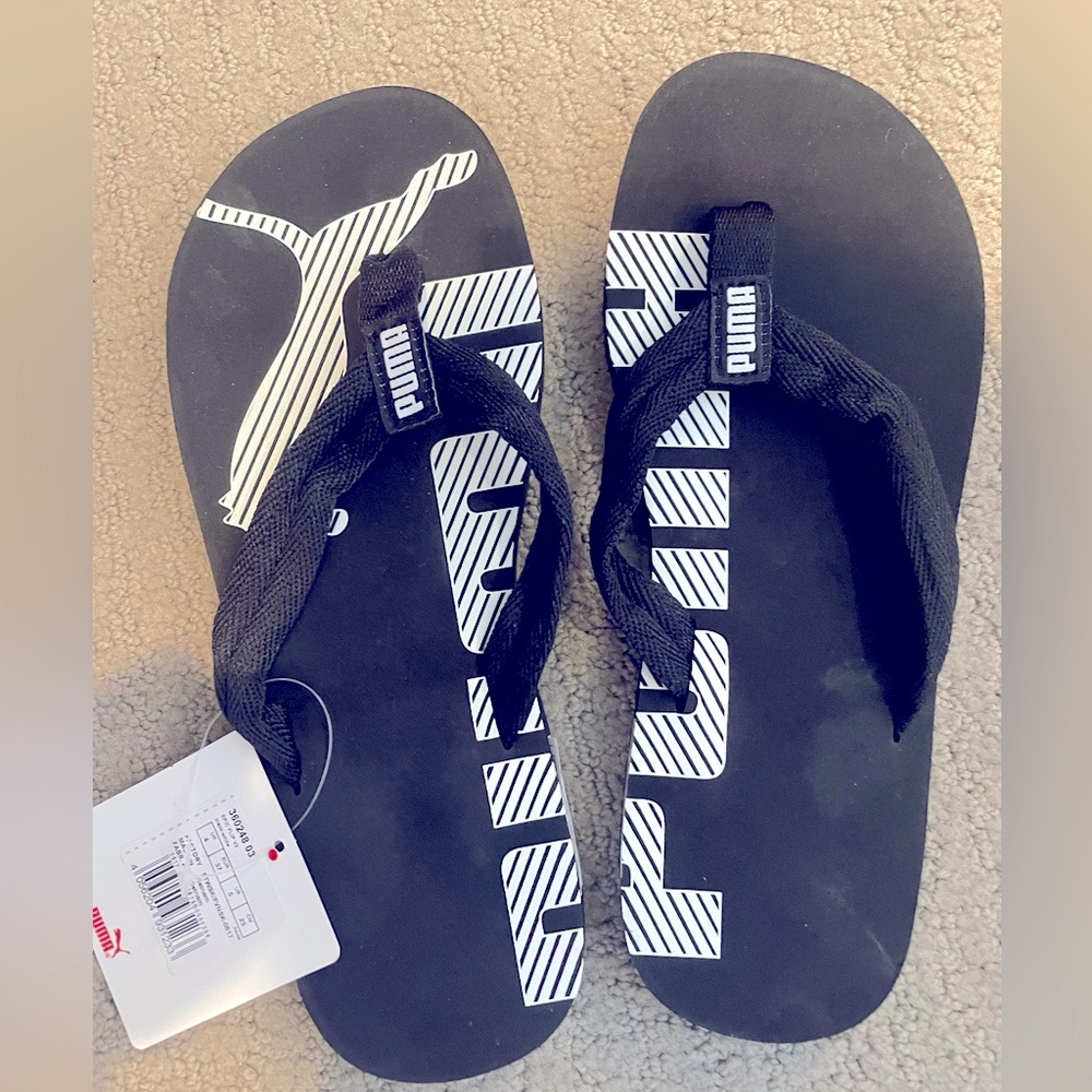 Sz. 5 black & white Puma flip flops